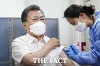  文대통령 '만 75세 이상 어르신, 정부 믿고 접종받으시길'