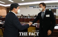  조성준 공공데이터전략위원회 위원장과 인사 나누는 전해철 장관 [포토]