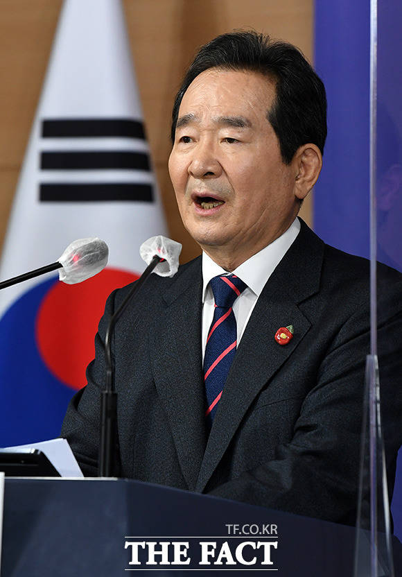 ] 정세균 국무총리는 2일 코로나19 신규 확진자가 500명대로 나타나자 코로나가 4차 유행 초입에서 숨고르기 하는 게 아닌지 걱정될 정도로 매우 위태로운 상황이라며 국민들의 협조를 부탁했다. 1일 정부서울청사에서 열린 정례브리핑에서 발언하는 정 총리./임영무 기자