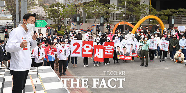 오세훈 국민의힘 서울시장 후보가 2일 오후 서울 마포구 상암동DMC 인근에서 연설하고 있다. /이새롬 기자