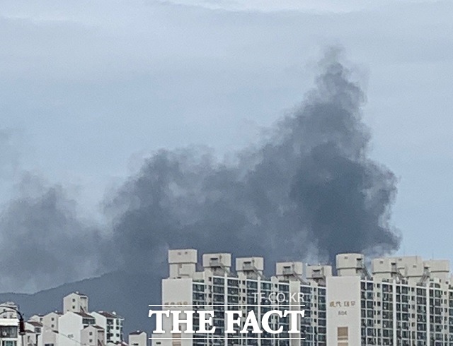 2일 오후 2시20분쯤 충북 청주시 용정동 3차 국도대체 우회도로 2공구 터널공사현장에서 불이 나 검은 연기가 아파트단지를 덮고 있다. / 김영재 기자