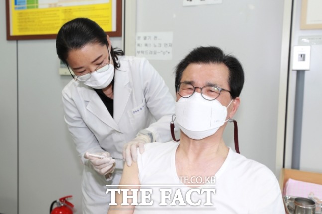 이시종 충북지사가 2일 청주 상당보건소에서 코로나19 예방을 위해 아스트라제네카 백신을 맞고 있다. / 충북도 제공