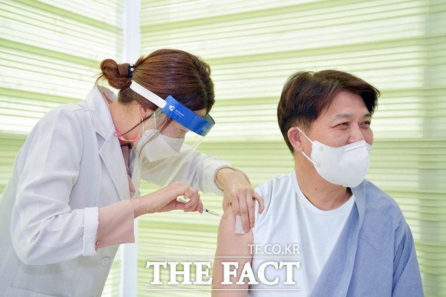 이희진 영덕군수가 1일 영덕군 보건소에서 아스트라제네카 코로나19 백신을 접종받고 있다./영덕군 제공