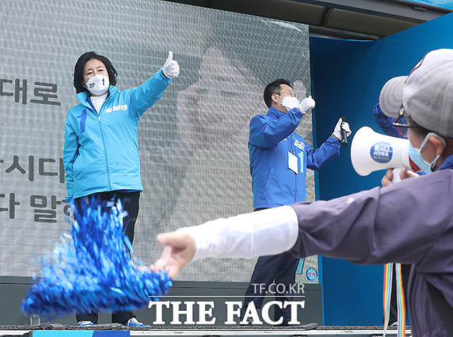 박영선 더불어민주당 서울시장 후보가 2일 오후 서울 중구 남대문에서 열린 집중유세에서 지지자들과 함께 들국화의 걱정말아요 그대를 부르고 있다. /이새롬 기자