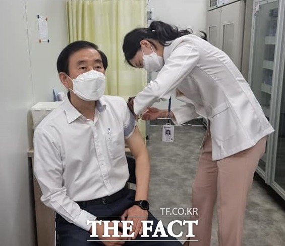 조길형 충주시장이 2일 충주시보건소에서 아스트라제네카 백신을 접종 받고 있다. / 조 시장 페이스북 캡처