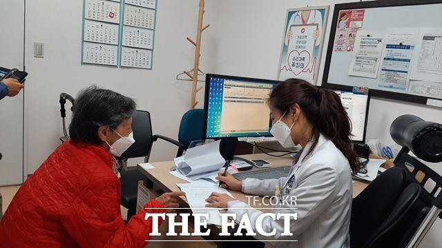 고양시 일산동구보건소는 국민건강보험공단 일산병원과 협업하여 ‘닥터헬프’ 사업을 추진한다.‘닥터헬프’는 만성질환 등으로 일상생활에 어려움을 겪고 있는 독거노인과 의료사각지대에 놓여있는 취약계층을 발굴하여 의료비 지원 등의 혜택을 제공하는 사업이다./고양시 일산동구보건소 제공