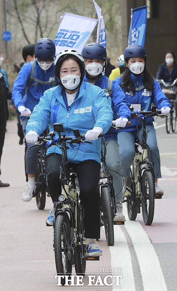 박영선 더불어민주당 서울시장 후보가 2일 서울 성동구 옥수 한강나들목 자전거도로에서 자전거를 타고 이동하며 시민들과 인사를 하고 있다. /이새롬 기자