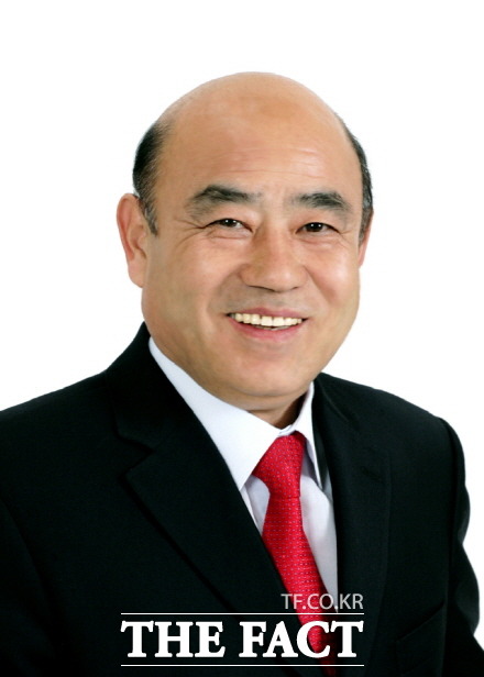 부동산 투기와 셀프 특혜 행정 등으로 이해충돌 논란에 빠진 정현복 광양시장이 민주당을 탈당한다. 내년 지방선거에서 무소속으로만 3선 고지에 도전할 지 주목되고 있다. /더팩트DB