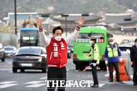  출근길 시민들에 인사하는 오세훈 [TF사진관]