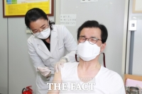  이시종 충북지사 AZ백신 접종 '안심하고 맞으시길'