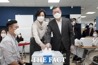  사전투표 하는 문재인 대통령과 김정숙 여사 [TF사진관]