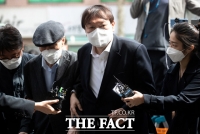  '묵묵부답' 투표장 들어서는 윤석열 전 검찰총장 [포토]