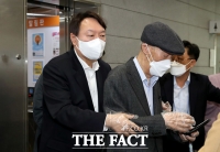  '아버지와 함께 사전투표하는 윤석열 전 검찰총장' [TF사진관]