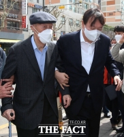  부친과 사전투표소 찾은 윤석열…'정치적 메세지는 함구’ [영상]