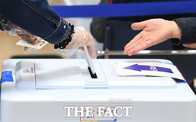 4.7 재보궐선거 사전투표 둘째날인 3일 오전 서울 광진구 자양3동 주민센터에 마련된 사전투표소에서 시민들이 투표를 하고 있다./이새롬 기자