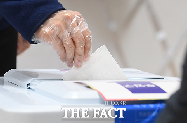 4.7 재보궐선거 사전투표 둘째날인 3일 오전 서울 광진구 자양3동 주민센터에 마련된 사전투표소에서 시민들이 투표를 하고 있다./이새롬기자