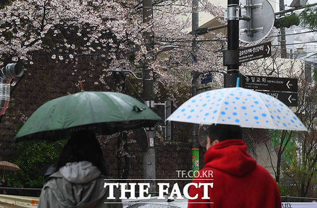 전국에 봄비가 내린 3일 서울 성동구 신금호역 일대의 시민들이 우산을 쓰고 발걸음을 재촉하고 있다. 기상청은 북동진하는 저기압의 영향으로 4일에도 전국에 비가 내릴 것으로 예보했다./이동률 기자