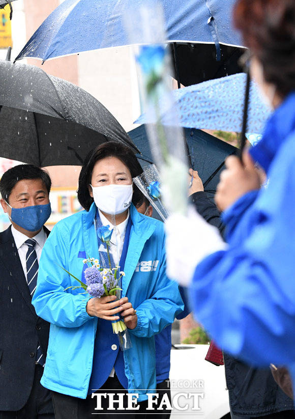 박영선 더불어민주당 서울시장 후보가 3일 오전 서울 성북구 안암생활을 방문하며 지지자, 선거운동원 등에게 파란 꽃을 받고 있다. /남윤호 기자