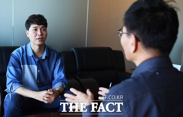 박수홍은 데뷔 이후 친형 박진홍 씨가 직접 기획사를 운영하며 동생의 매니저를 맡았다. 사진은 형과의 갈등이 빚어지기 이전 서울 마포구 더팩트 사옥에서 진행된 더팩트와 인터뷰 당시. /배정한 기자
