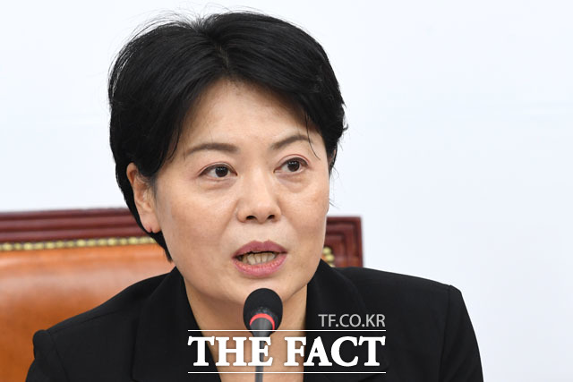 윤희숙 국민의힘 의원이 4일 전직 기자가 오세훈 국민의힘 서울시장 후보 유세차량에 올랐던 20대들을 취업 면접 때 떨어뜨려야 한다고 주장한 것에 대해 피가 솟구치는 분노를 느꼈다라고 했다. /남윤호 기자