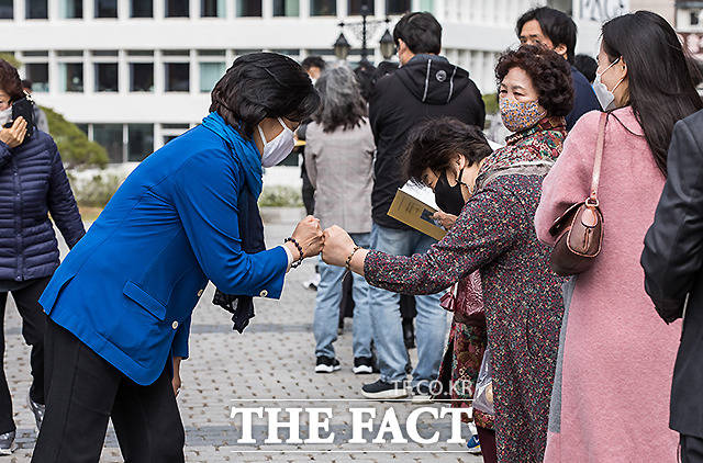 부활절미사에 참례에 앞서 시민들과 인사하는 박영선 후보.