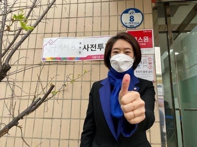 맨손 투표 인증샷 논란에 휩싸인 고민정 더불어민주당 의원이 3일 페이스북에 부적절한 행동에 대해 송구스럽다며 사과했다. /고 의원 페이스북 갈무리