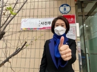  사전투표 '맨손 인증샷' 논란 고민정 '부적절한 행동 송구'