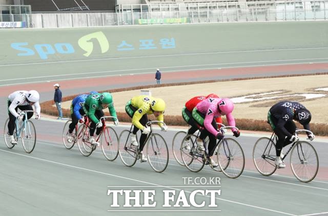 부산 지역 사회적 거리두기 2단계 격상에 따라 오는 11일까지 운영이 중단된 부산스포원 경주 사진./기금조성총괄본부 제공