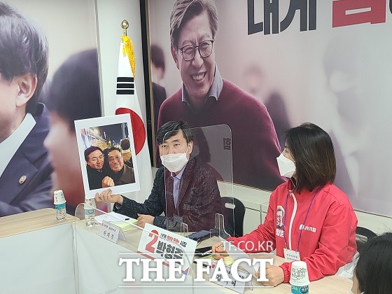 국민의힘 하태경 부산선대위 총괄본부장이 5일 박형준후보 캠프에서 긴급회의를 열고 민주당 김영춘 후보 측의 네거티브 선거공세를 비판하고 있다. /부산=조탁만 기자