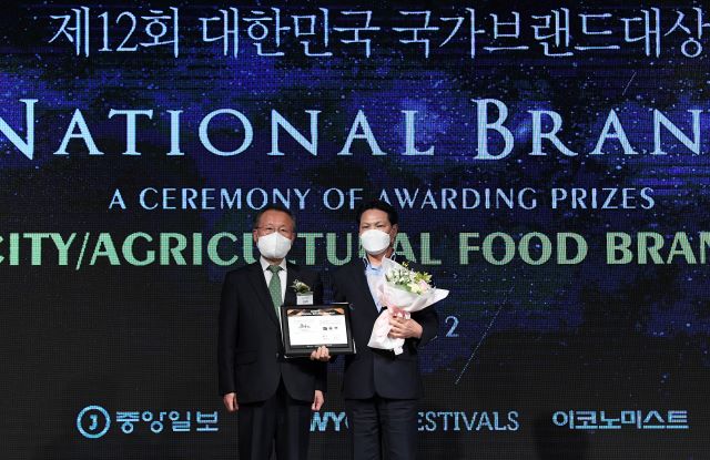 제주도가 지난 2일 서울 롯데호텔에서 열린 제12회 대한민국 국가브랜드대상 시상식에서 ‘가장 방문하고 싶은 도시’부문 대상을 차지했다./ 제주도 제공