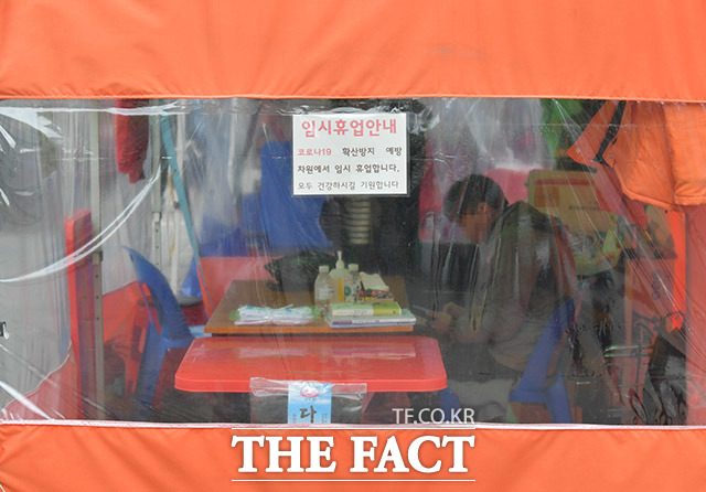 중기부가 내일(6일)부터 노점상에 대해 소득안정지원자금을 지급할 예정이다. /더팩트 DB