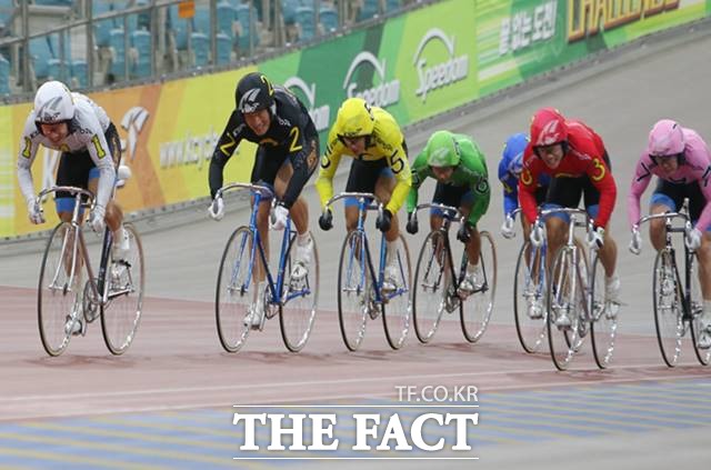 2019년 12월 20일 25기 신인 선수들 간의 시범경주에서 안창진(2번)이 임채빈(1번) 뒤를 바짝 쫓고 있다./기금조성총괄본부 제공