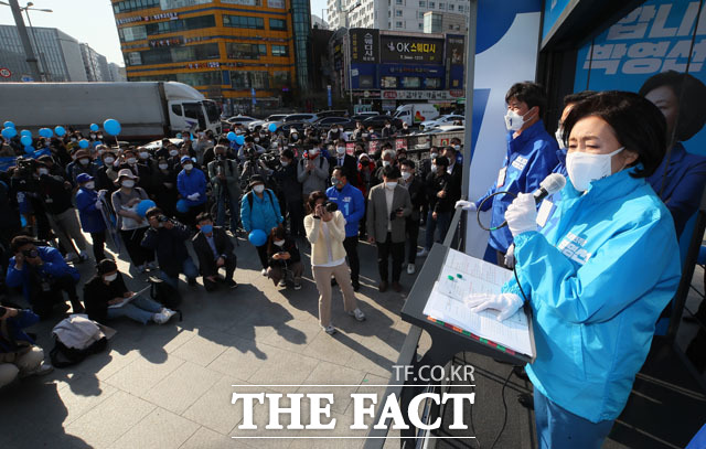 박영선 더불어민주당 서울시장 후보(오른쪽)가 5일 오후 서울 강서구 내발산동 발산역사거리 일대에서 유세를 펼치며 시민들에게 지지를 호소하고 있다. /남윤호 기자