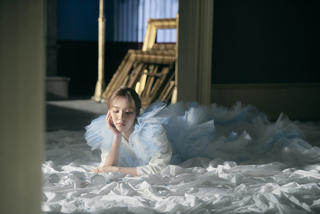 웬디는 Like Water(라이크 워터)와 When This Rain Stops(웬 디스 레인 스톱스)를 더블 타이틀곡으로 내세웠고 레드벨벳 팀 동료인 슬기와 듀엣곡을 비롯해 총 5곡을 수록했다. /SM 제공