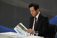  토론 자료 검토하는 오세훈 [포토]