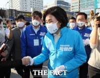 지지자와 인사하는 박영선 [포토]
