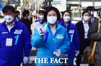  박영선, '반가운 인사' [포토]