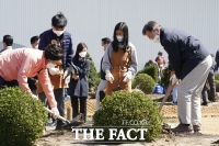  초등학생과 나무 심은 文대통령 '2050년까지 30억 그루'