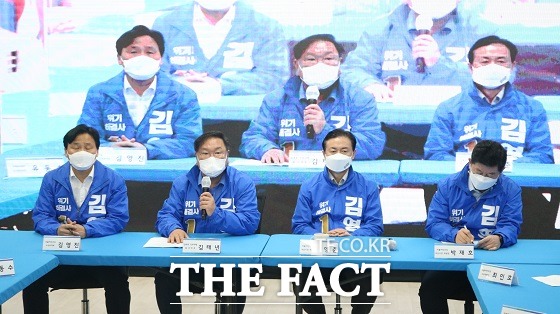 더불어민주당 김영춘 후보는 6일 서울 여의도 국회에서 열린 서울-부산 화상연결 의원총회에서 부산은 경제가 몰락하고 있는 도시다. 그래서 저는 야당이 정권심판론을 내세우는 것에 맞서 이번 보궐선거는 대통령을 뽑는 선거가 아니고 어려운 부산의 살림꾼을 뽑는 시장선거라는 점 힘주어 말씀드린다고 강조했다. /부산=조탁만 기자