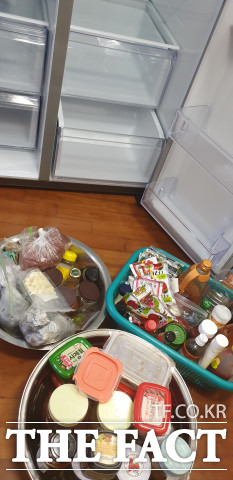 냉장고가 고장나 밖으로 나와있는 음식들과 재료들