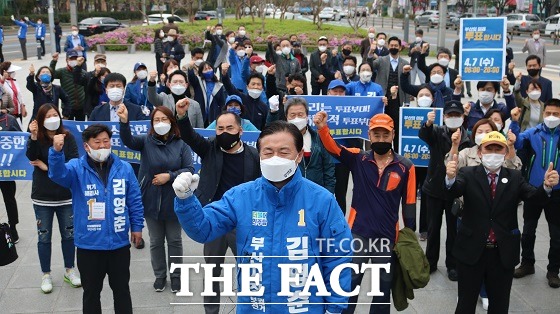 민주당 김영춘 후보는 6일 오전 부산 부산진구 송상현 광장에서 빅토리 루트(Victory Route) 출정식을 갖고 국민의힘이 부산을 일당 독점해온 25년 동안 부산 경제는 해마다 인구가 빠져나가고 기업들이 빠져나갔다며 보수에 대한 비판의 날을 세웠다. /부산=조탁만 기자