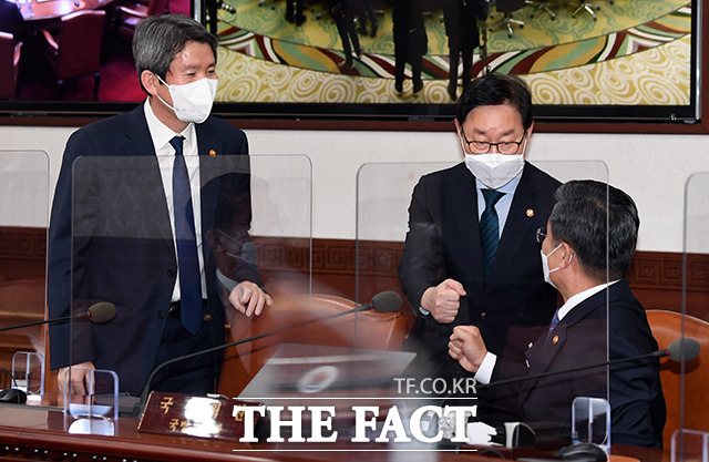박범계 법무부장관과 서욱 국방부 장관 이인영 통일부 장관이 주먹 인사를 나누고 있다.