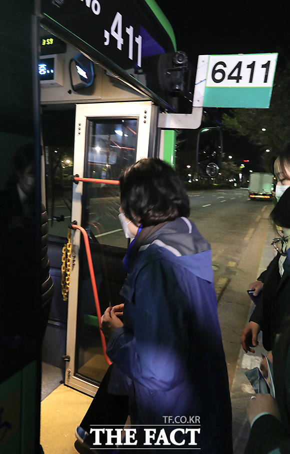 박영선 후보가 4.7 재보궐선거를 하루 앞둔 6일 오전 노량진 수산시장에 방문하기 위해 6411 버스에 탑승하고 있다.