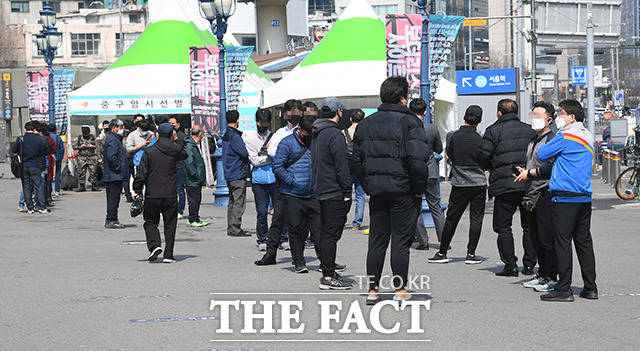 방역당국이 국내 신종 코로나바이러스 감염증(코로나19) 확진자 증가세가 일시적인 것이 아니라 지속될 수 있다는 전망을 내놓았다. 코로나19 확진자 수가 다시 400명대를 기록한 3월 24일 오후 서울 중구 서울역 광장 임시선별검사소에서 시민들이 검사를 받기 위해 줄 서 있다. /이동률 기자