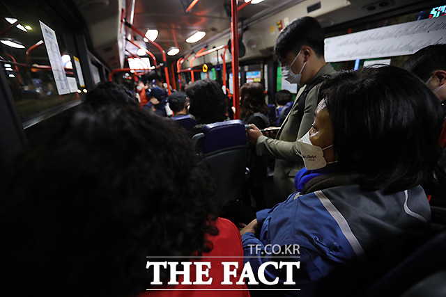 6411번 버스는 고 노회찬 의원이 언급하며 새벽 노동자들이 많이 타는 버스로 알려진 노선이다.