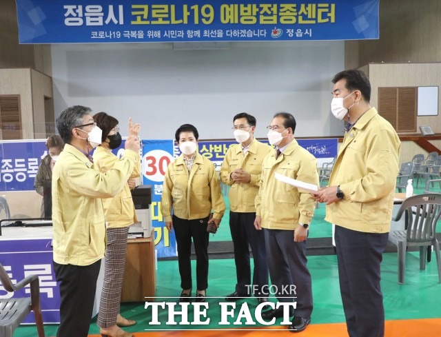 5일 조상중 정읍시의회 의장이 코로나19 예방접종 센터를 방문해 접종업무에 매진 중인 일선 직원들을 격려하고 있다. / 정읍시의회 제공
