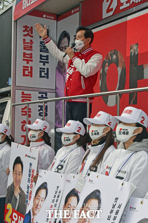 오세훈 국민의힘 서울시장 후보가 4.7 재보궐선거 공식 선거운동 마지막 날인 6일 오전 서울 광진구 자양사거리에서 출근길 유세를 하며 지지를 호소하고 있다. /이새롬 기자