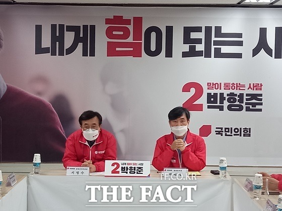 국민의힘 서병수 의원은 6일 박형준 부산시장 후보 캠프에서 민주당에서 시장되면 10만원의 재난지원금 주겠다고 한다. 명백한 선거법 위반으로 보인다며 자기 돈도 아니고 후보자가 자기 입으로 당선되면 10만원을 나눠주겠다고 한다. 선관위는 무엇을 하는 곳인지 모르겠다고 김영춘 후보의 마지막 공약을 비판했다. /부산=조탁만 기자