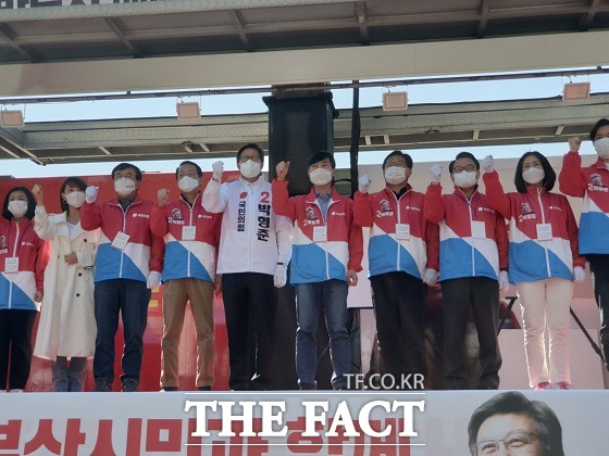 박형준 후보는 6일 오전 부산 동래구 동래시장을 찾은데 이어 오후엔 가덕신공항 건설 예정지인 강서구 가덕도 대항전망대를 찾아 부산 민심을 자극했다. /부산=조탁만 기자