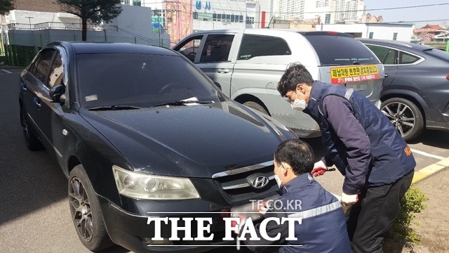청주시 직원들이 과태료 체납차량 번호판을 영치하고 있다./청주시 제공